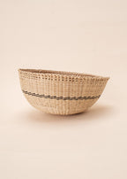 Cesto de fibras bege feito por artesãs do povo Yanomami, artesanato indígena brasileiro 