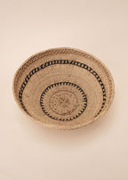 Cesto de fibras bege feito por artesãs do povo Yanomami, artesanato indígena brasileiro 