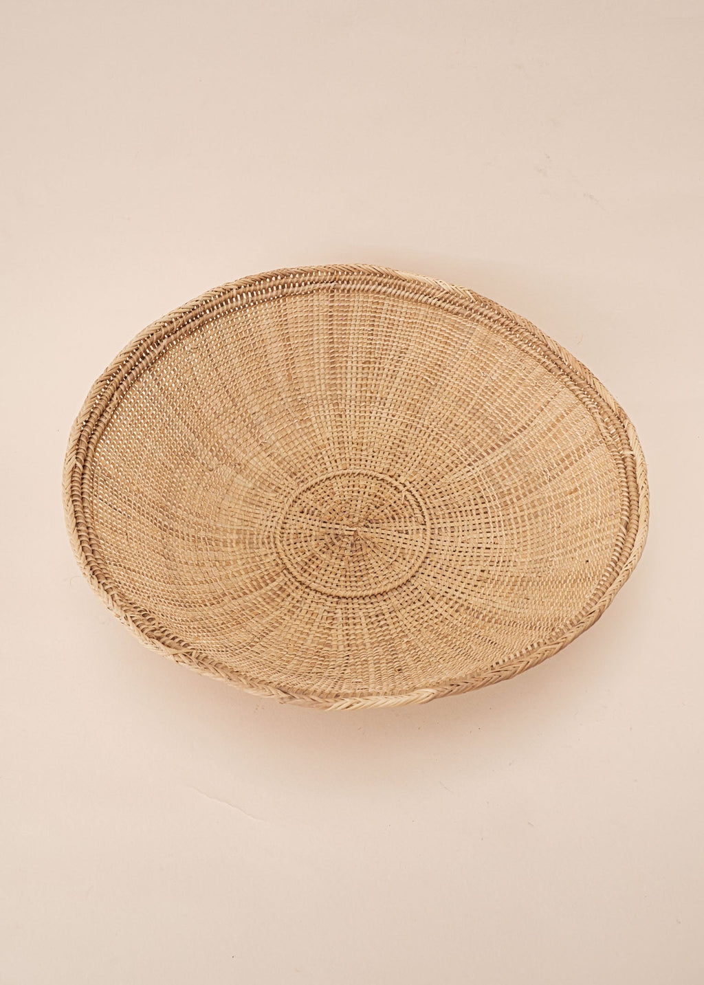 Cesto de fibras bege feito por artesãs do povo Yanomami, artesanato indígena brasileiro 