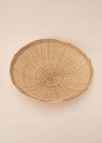 Cesto de fibras bege feito por artesãs do povo Yanomami, artesanato indígena brasileiro 