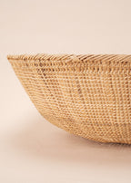 Cesto de fibras bege feito por artesãs do povo Yanomami, artesanato indígena brasileiro 