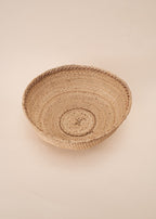 Cesto de fibras bege feito por artesãs do povo Yanomami, artesanato indígena brasileiro 