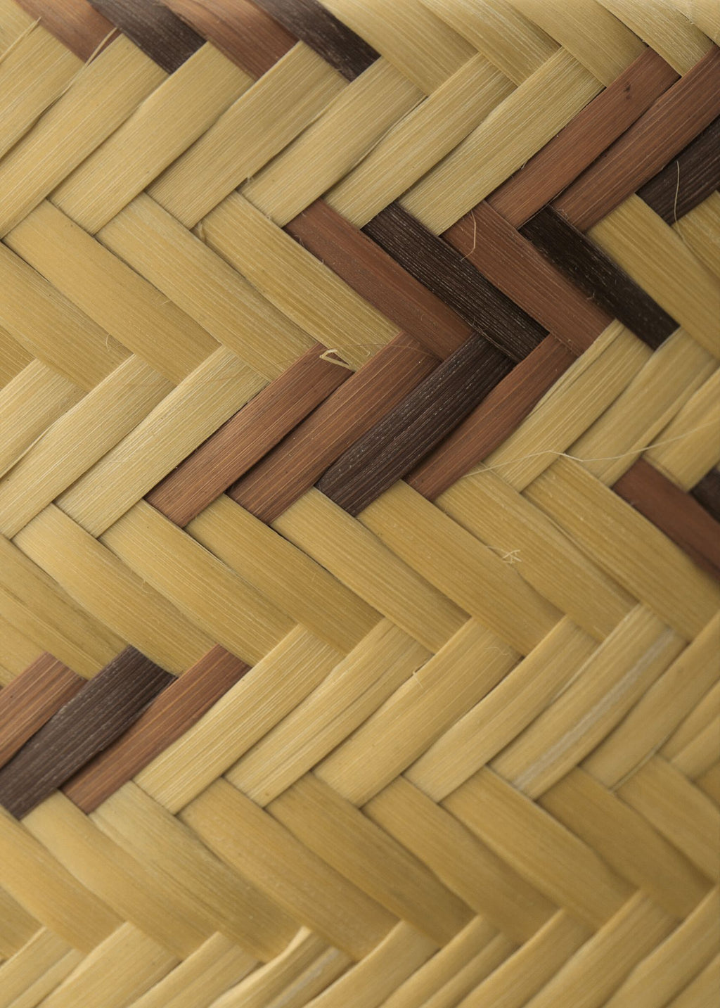 Cesto de fibras bege e marrom feito pelos povos do Teçume da Amazônia, artesanato indígena brasileiro 