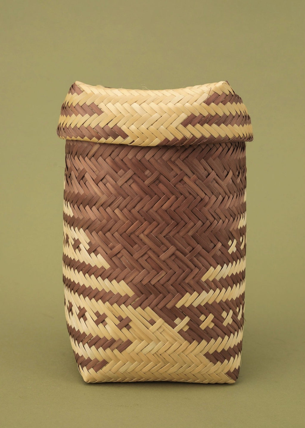 Cesto de fibras bege e marrom feito pelos povos do Teçume da Amazônia, artesanato indígena brasileiro