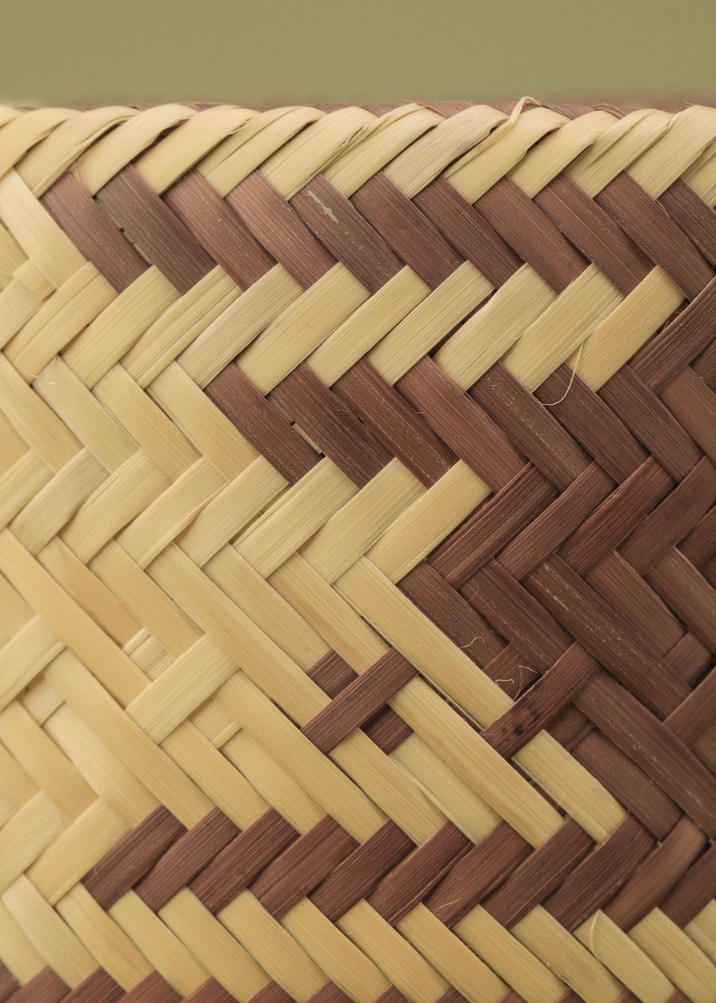 Cesto de fibras bege e marrom feito pelos povos do Teçume da Amazônia, artesanato indígena brasileiro