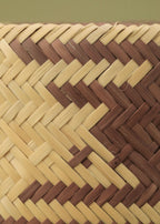 Cesto de fibras bege e marrom feito pelos povos do Teçume da Amazônia, artesanato indígena brasileiro