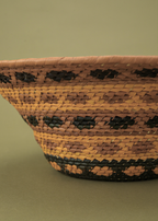 Cesto de fibras marrom e amarelo feito por artesãs da Tramas e Cores, artesanato indígena brasileiro