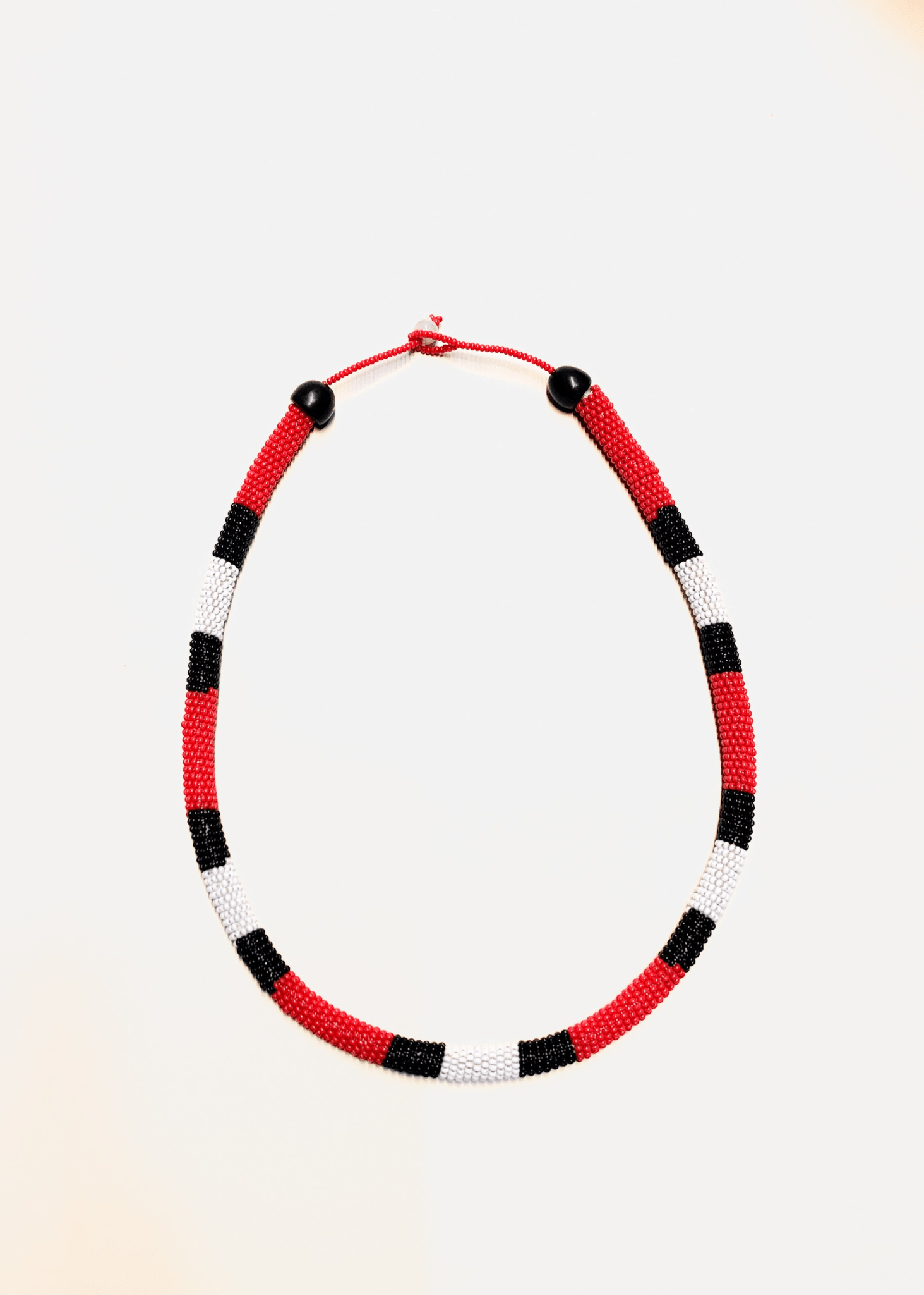 Colar coral de miçangas vermelho, branco e preto feito pelo povo Waurá, artesanato indígena brasileiro  Imagem principal do produto