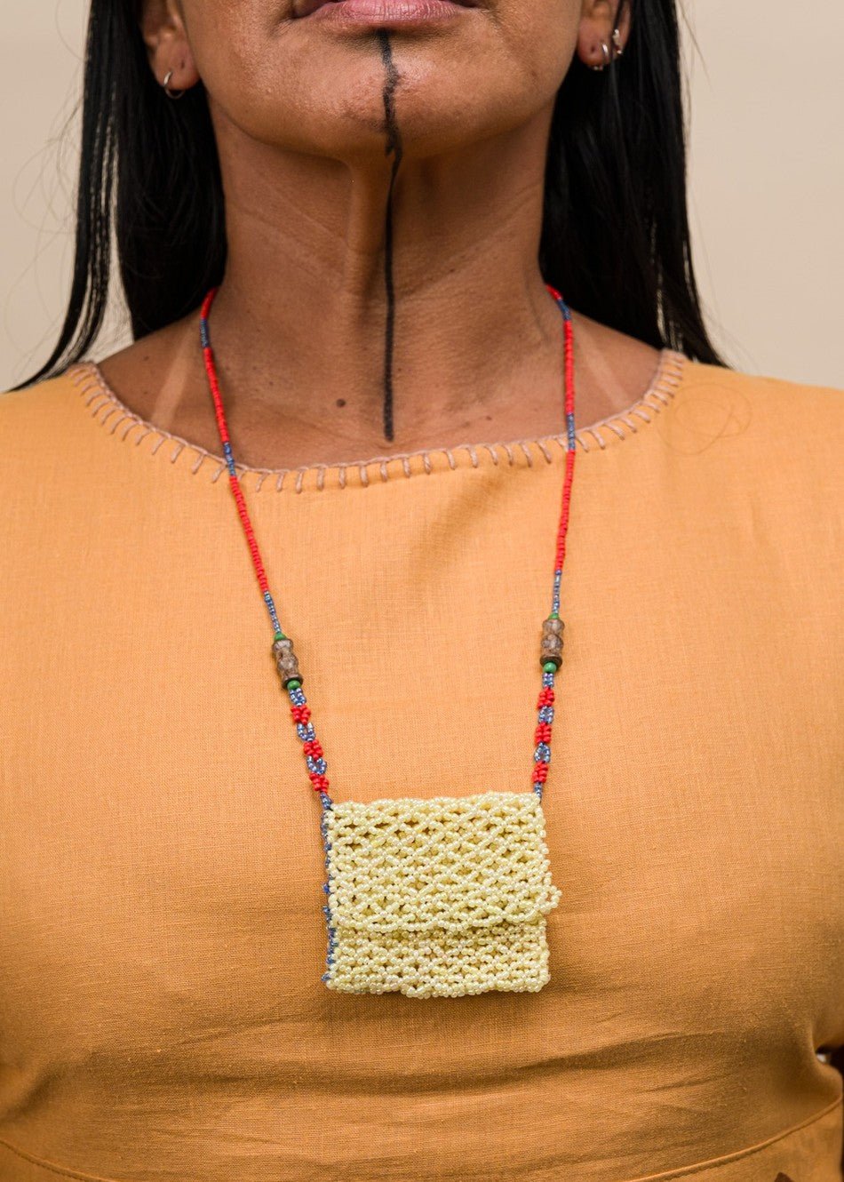 Colar patuá vermelho, azul e bege feito pelo povo Guajajara, artesanato indígena brasileiro  Imagem principal do produto