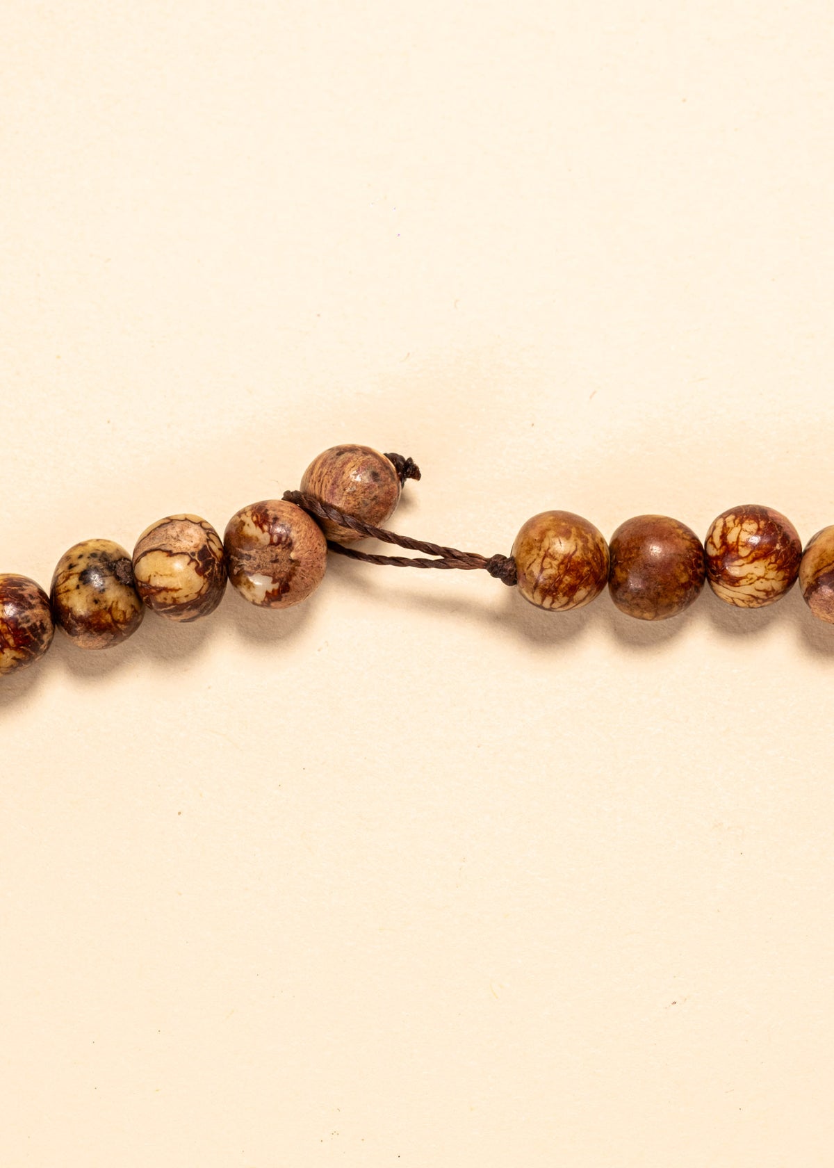 Os colares e gargantilhas indígenas de miçangas ou sementes são jóias feitas por mulheres, carregadas de força ancestral. Conheça as artes feitas à mão e confira a beleza do artesanato indígena. Confira os colares com desconto no nosso Bazar!