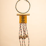 Os colares e gargantilhas indígenas de miçangas e sementes são joias feitas por mulheres, carregadas de força ancestral. Conheça as artes feitas à mão e confira a beleza do artesanato indígena. Confira os colares com desconto no nosso Bazar!
