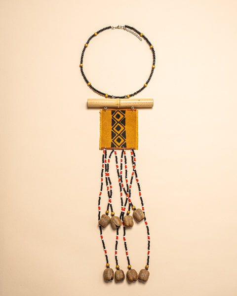 Os colares e gargantilhas indígenas de miçangas e sementes são joias feitas por mulheres, carregadas de força ancestral. Conheça as artes feitas à mão e confira a beleza do artesanato indígena. Confira os colares com desconto no nosso Bazar!
