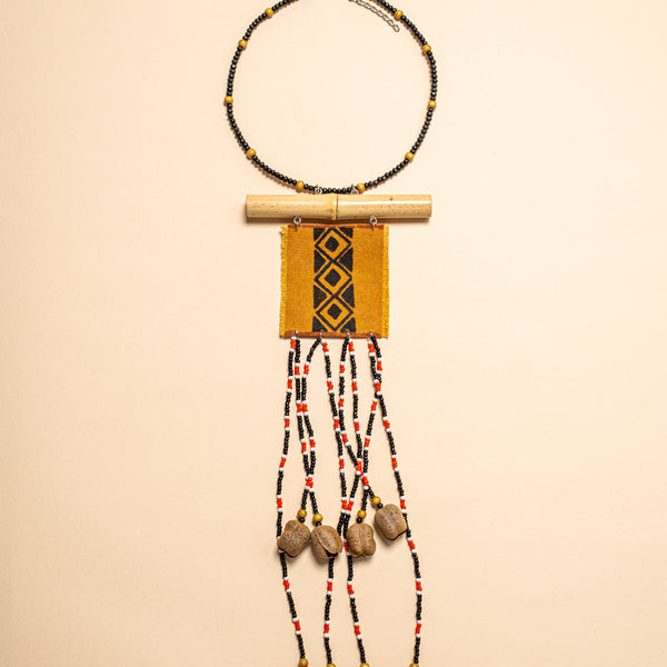 Os colares e gargantilhas indígenas de miçangas e sementes são joias feitas por mulheres, carregadas de força ancestral. Conheça as artes feitas à mão e confira a beleza do artesanato indígena. Confira os colares com desconto no nosso Bazar!
