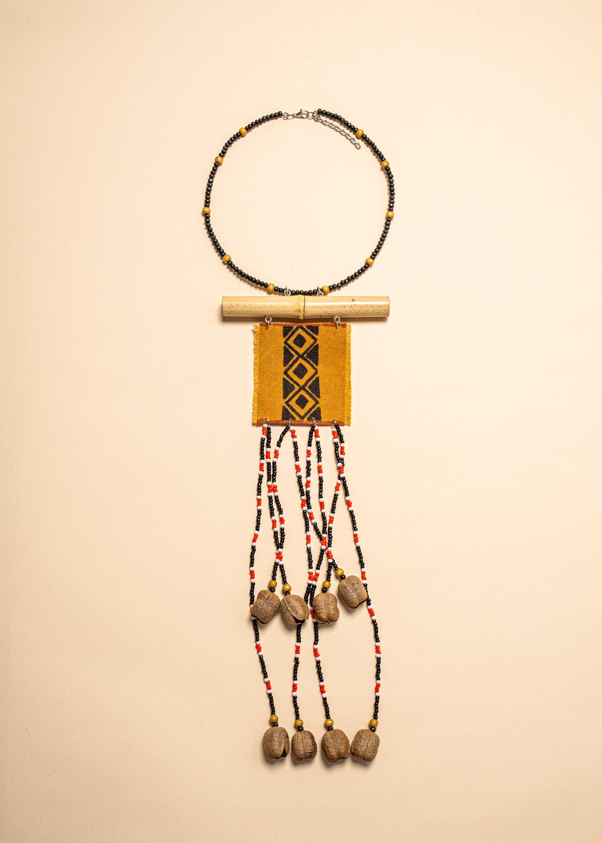 Os colares e gargantilhas indígenas de miçangas e sementes são joias feitas por mulheres, carregadas de força ancestral. Conheça as artes feitas à mão e confira a beleza do artesanato indígena. Confira os colares com desconto no nosso Bazar!
