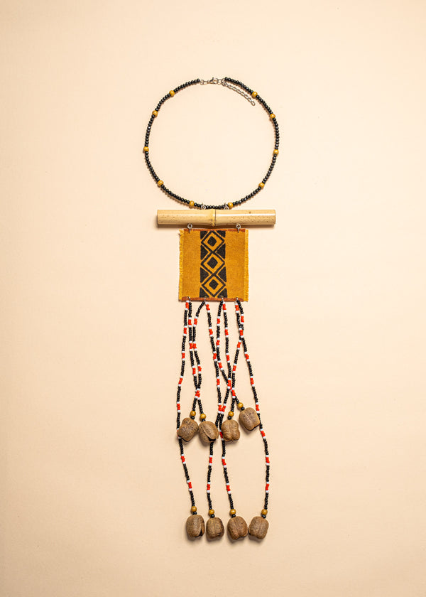 Os colares e gargantilhas indígenas de miçangas e sementes são joias feitas por mulheres, carregadas de força ancestral. Conheça as artes feitas à mão e confira a beleza do artesanato indígena. Confira os colares com desconto no nosso Bazar!
