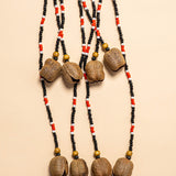 Os colares e gargantilhas indígenas de miçangas e sementes são joias feitas por mulheres, carregadas de força ancestral. Conheça as artes feitas à mão e confira a beleza do artesanato indígena. Confira os colares com desconto no nosso Bazar!
