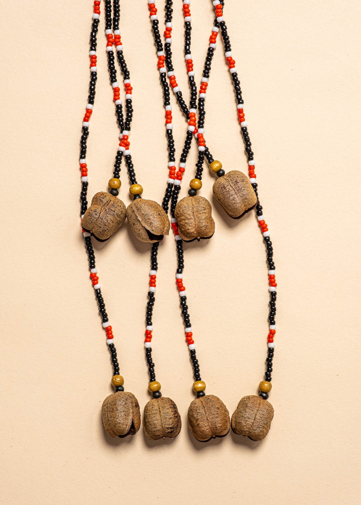 Os colares e gargantilhas indígenas de miçangas e sementes são joias feitas por mulheres, carregadas de força ancestral. Conheça as artes feitas à mão e confira a beleza do artesanato indígena. Confira os colares com desconto no nosso Bazar!
