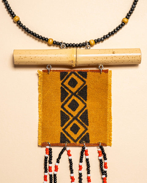 Os colares e gargantilhas indígenas de miçangas e sementes são joias feitas por mulheres, carregadas de força ancestral. Conheça as artes feitas à mão e confira a beleza do artesanato indígena. Confira os colares com desconto no nosso Bazar!
