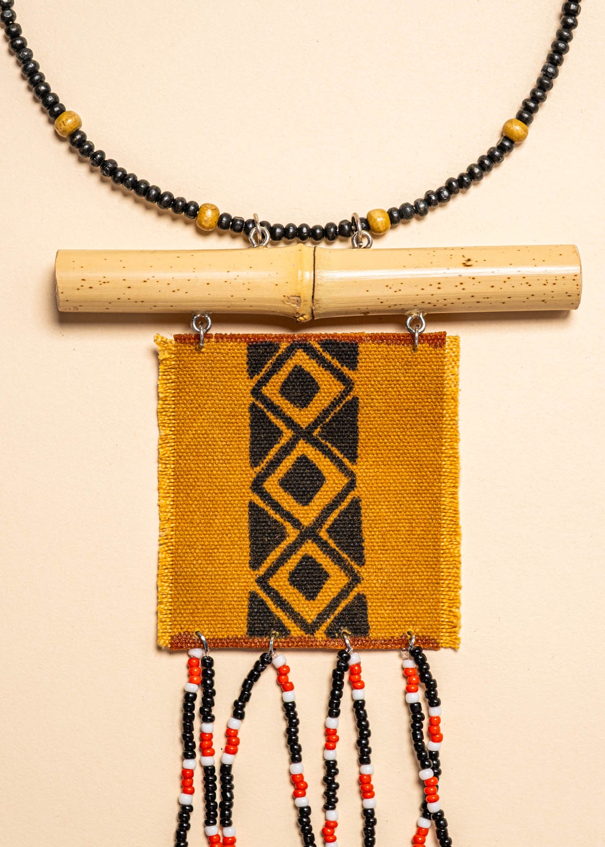 Os colares e gargantilhas indígenas de miçangas e sementes são joias feitas por mulheres, carregadas de força ancestral. Conheça as artes feitas à mão e confira a beleza do artesanato indígena. Confira os colares com desconto no nosso Bazar!
