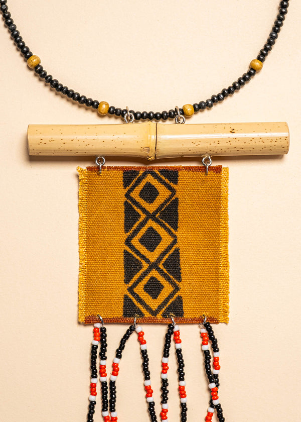 Os colares e gargantilhas indígenas de miçangas e sementes são joias feitas por mulheres, carregadas de força ancestral. Conheça as artes feitas à mão e confira a beleza do artesanato indígena. Confira os colares com desconto no nosso Bazar!
