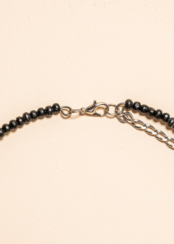 Os colares e gargantilhas indígenas de miçangas e sementes são joias feitas por mulheres, carregadas de força ancestral. Conheça as artes feitas à mão e confira a beleza do artesanato indígena. Confira os colares com desconto no nosso Bazar!
