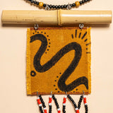 Os colares e gargantilhas indígenas de miçangas e sementes são joias feitas por mulheres, carregadas de força ancestral. Conheça as artes feitas à mão e confira a beleza do artesanato indígena. Confira os colares com desconto no nosso Bazar!
