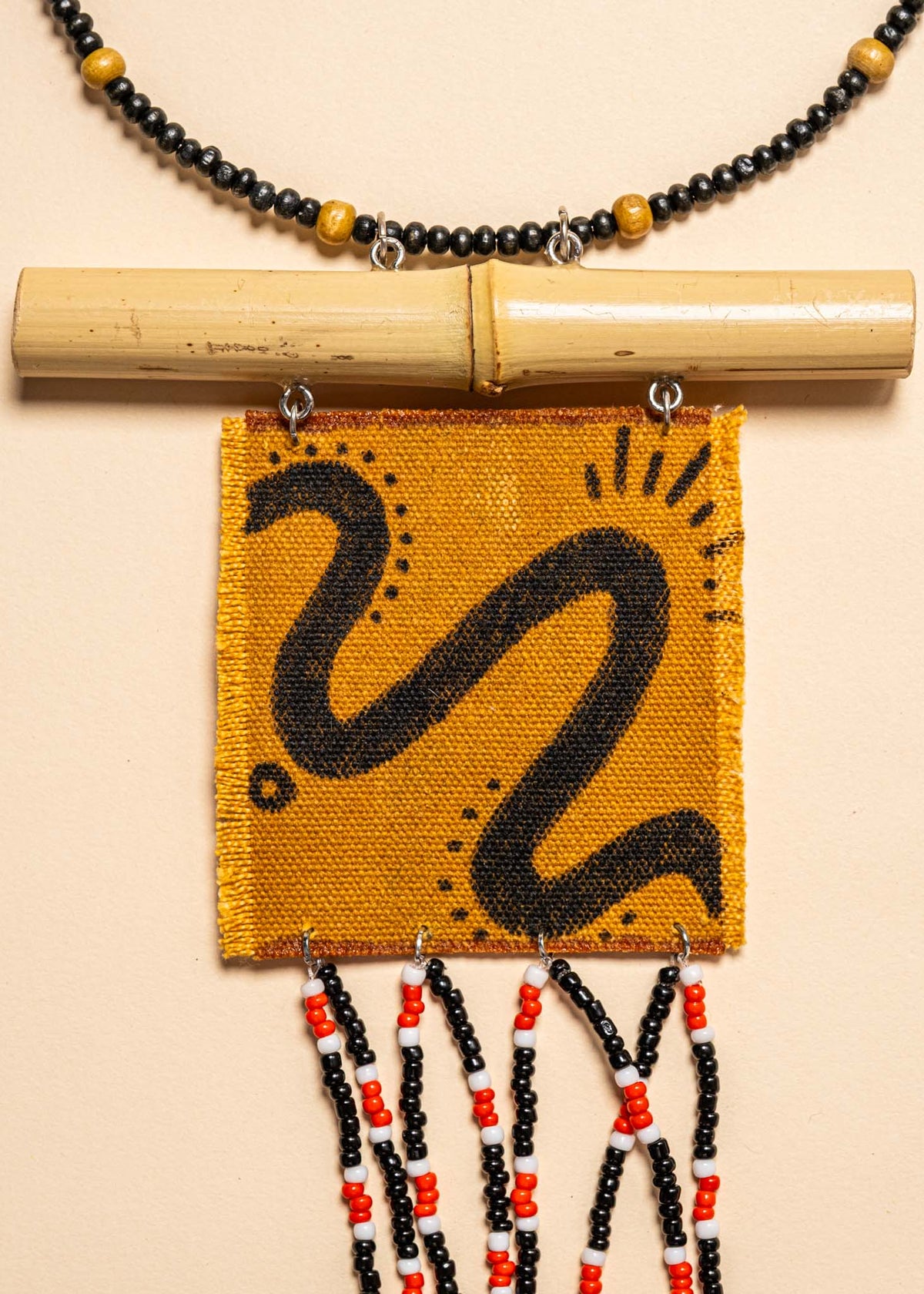 Os colares e gargantilhas indígenas de miçangas e sementes são joias feitas por mulheres, carregadas de força ancestral. Conheça as artes feitas à mão e confira a beleza do artesanato indígena. Confira os colares com desconto no nosso Bazar!
