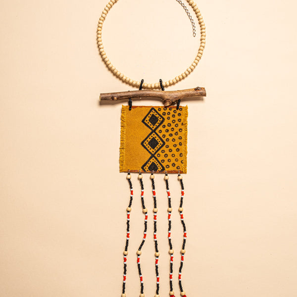 Os colares e gargantilhas indígenas de miçangas e sementes são jóias feitas por mulheres, carregadas de força ancestral. Conheça as artes feitas à mão e confira a beleza do artesanato indígena. Confira os colares com desconto no nosso Bazar!