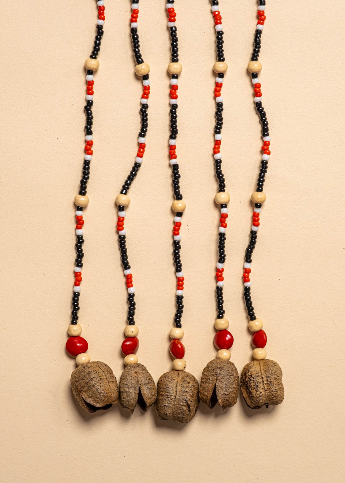 Os colares e gargantilhas indígenas de miçangas e sementes são jóias feitas por mulheres, carregadas de força ancestral. Conheça as artes feitas à mão e confira a beleza do artesanato indígena. Confira os colares com desconto no nosso Bazar!