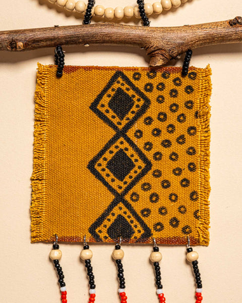 Os colares e gargantilhas indígenas de miçangas e sementes são jóias feitas por mulheres, carregadas de força ancestral. Conheça as artes feitas à mão e confira a beleza do artesanato indígena. Confira os colares com desconto no nosso Bazar!