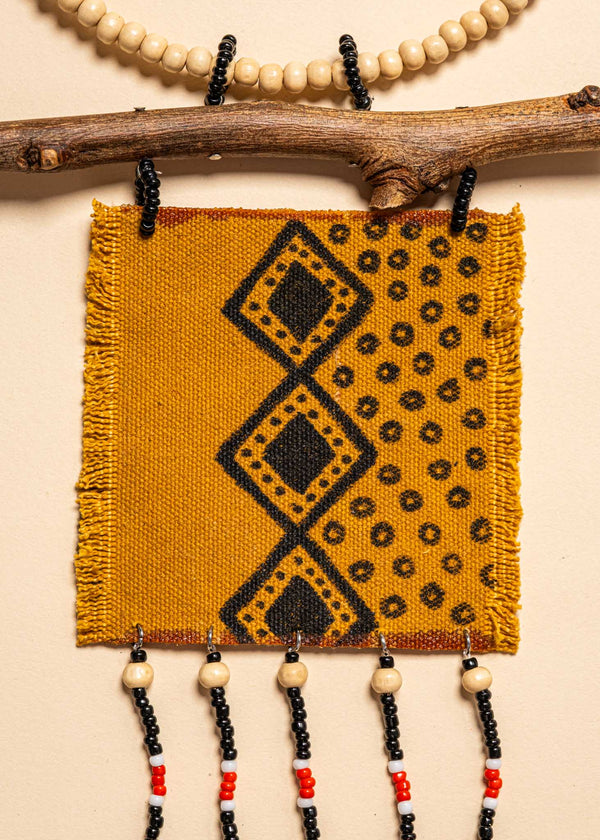 Os colares e gargantilhas indígenas de miçangas e sementes são jóias feitas por mulheres, carregadas de força ancestral. Conheça as artes feitas à mão e confira a beleza do artesanato indígena. Confira os colares com desconto no nosso Bazar!