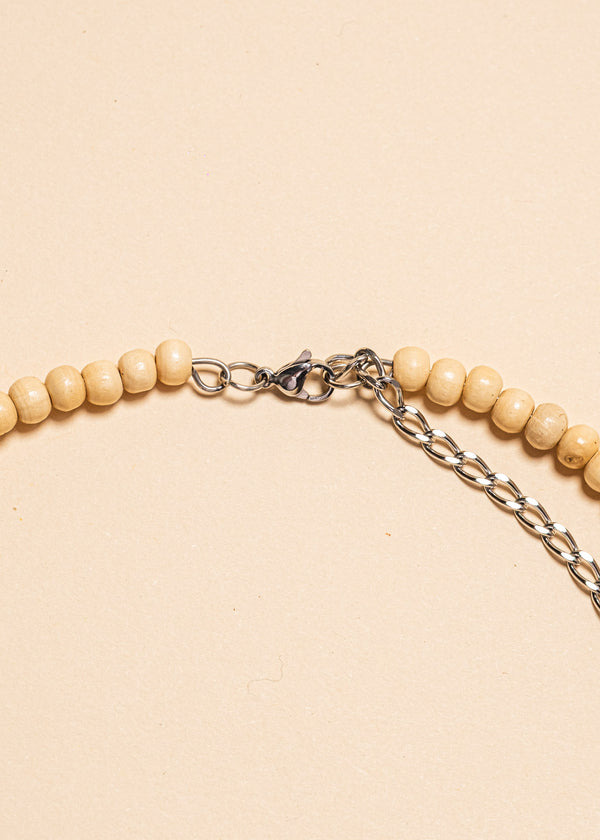 Os colares e gargantilhas indígenas de miçangas e sementes são jóias feitas por mulheres, carregadas de força ancestral. Conheça as artes feitas à mão e confira a beleza do artesanato indígena. Confira os colares com desconto no nosso Bazar!