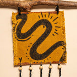 Os colares e gargantilhas indígenas de miçangas e sementes são jóias feitas por mulheres, carregadas de força ancestral. Conheça as artes feitas à mão e confira a beleza do artesanato indígena. Confira os colares com desconto no nosso Bazar!