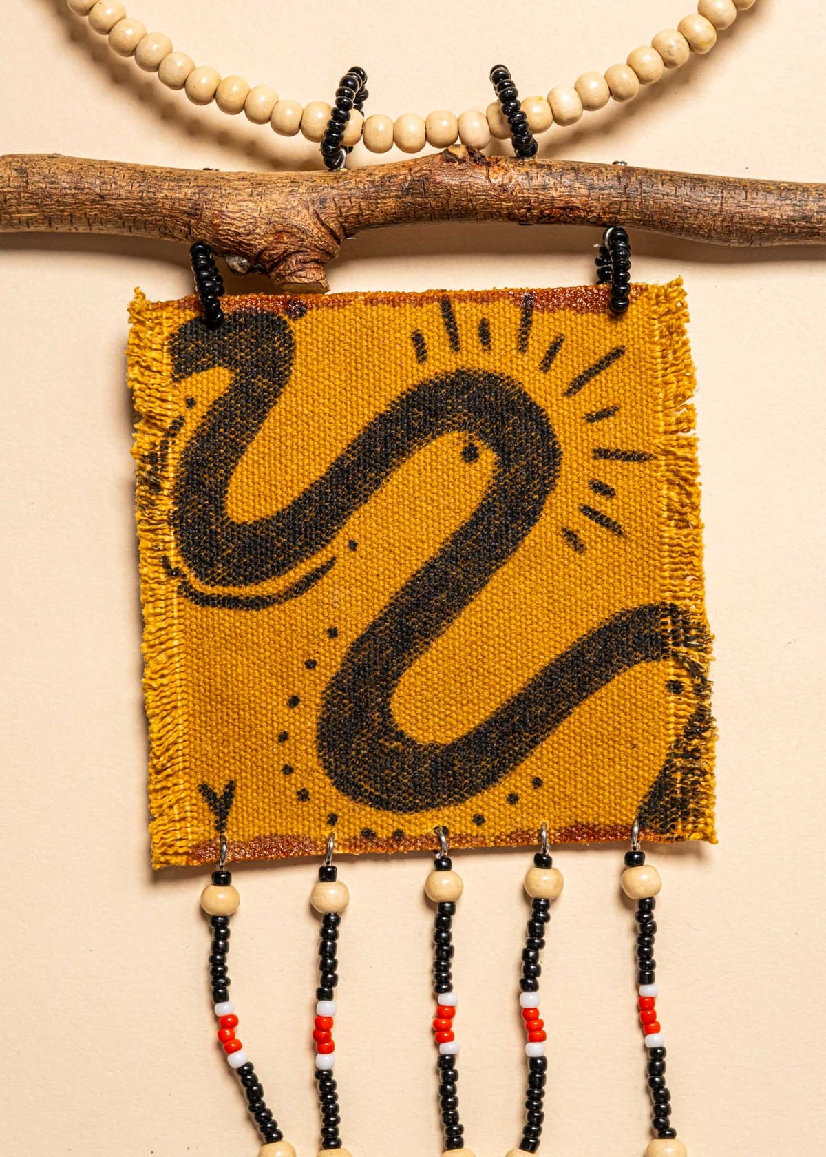 Os colares e gargantilhas indígenas de miçangas e sementes são jóias feitas por mulheres, carregadas de força ancestral. Conheça as artes feitas à mão e confira a beleza do artesanato indígena. Confira os colares com desconto no nosso Bazar!