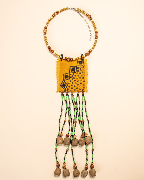 Os colares e gargantilhas indígenas de miçangas e sementes são jóias feitas por mulheres, carregadas de força ancestral. Conheça as artes feitas à mão e confira a beleza do artesanato indígena. Confira os colares com desconto no nosso Bazar!