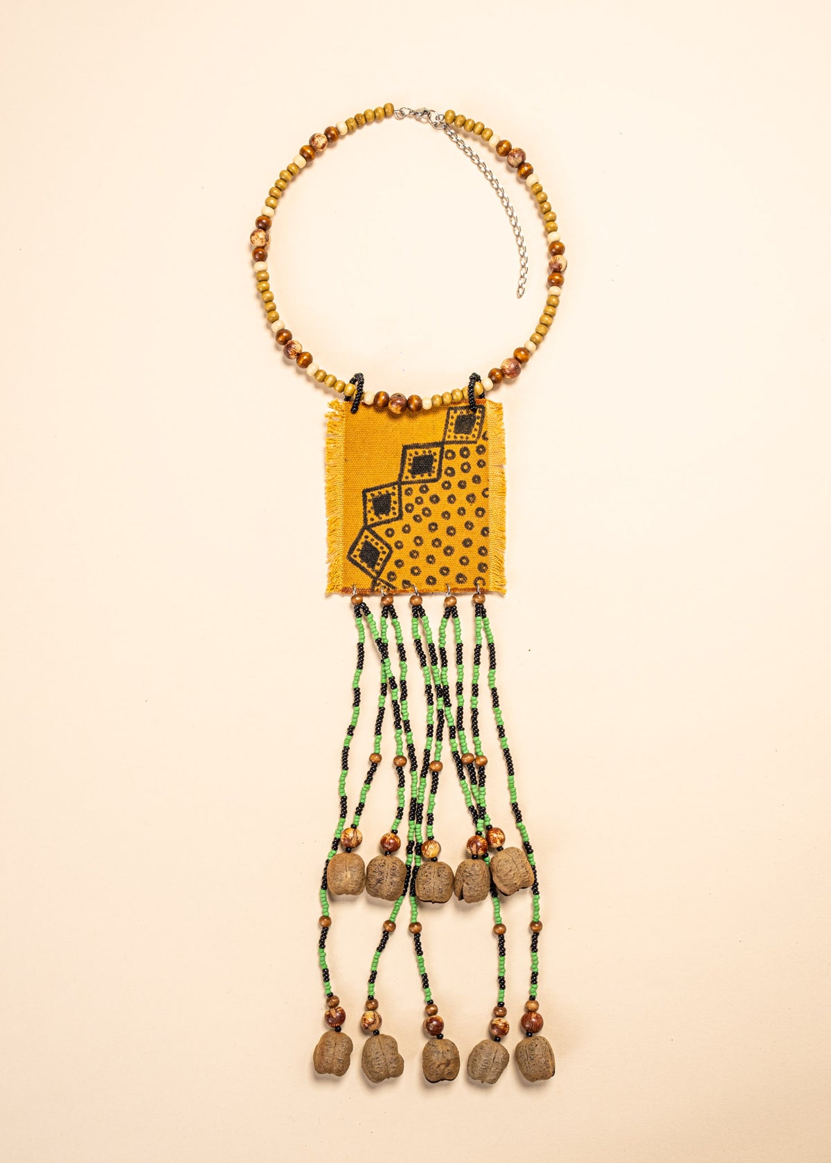 Os colares e gargantilhas indígenas de miçangas e sementes são jóias feitas por mulheres, carregadas de força ancestral. Conheça as artes feitas à mão e confira a beleza do artesanato indígena. Confira os colares com desconto no nosso Bazar!