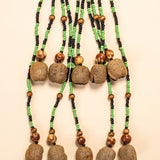 Os colares e gargantilhas indígenas de miçangas e sementes são jóias feitas por mulheres, carregadas de força ancestral. Conheça as artes feitas à mão e confira a beleza do artesanato indígena. Confira os colares com desconto no nosso Bazar!