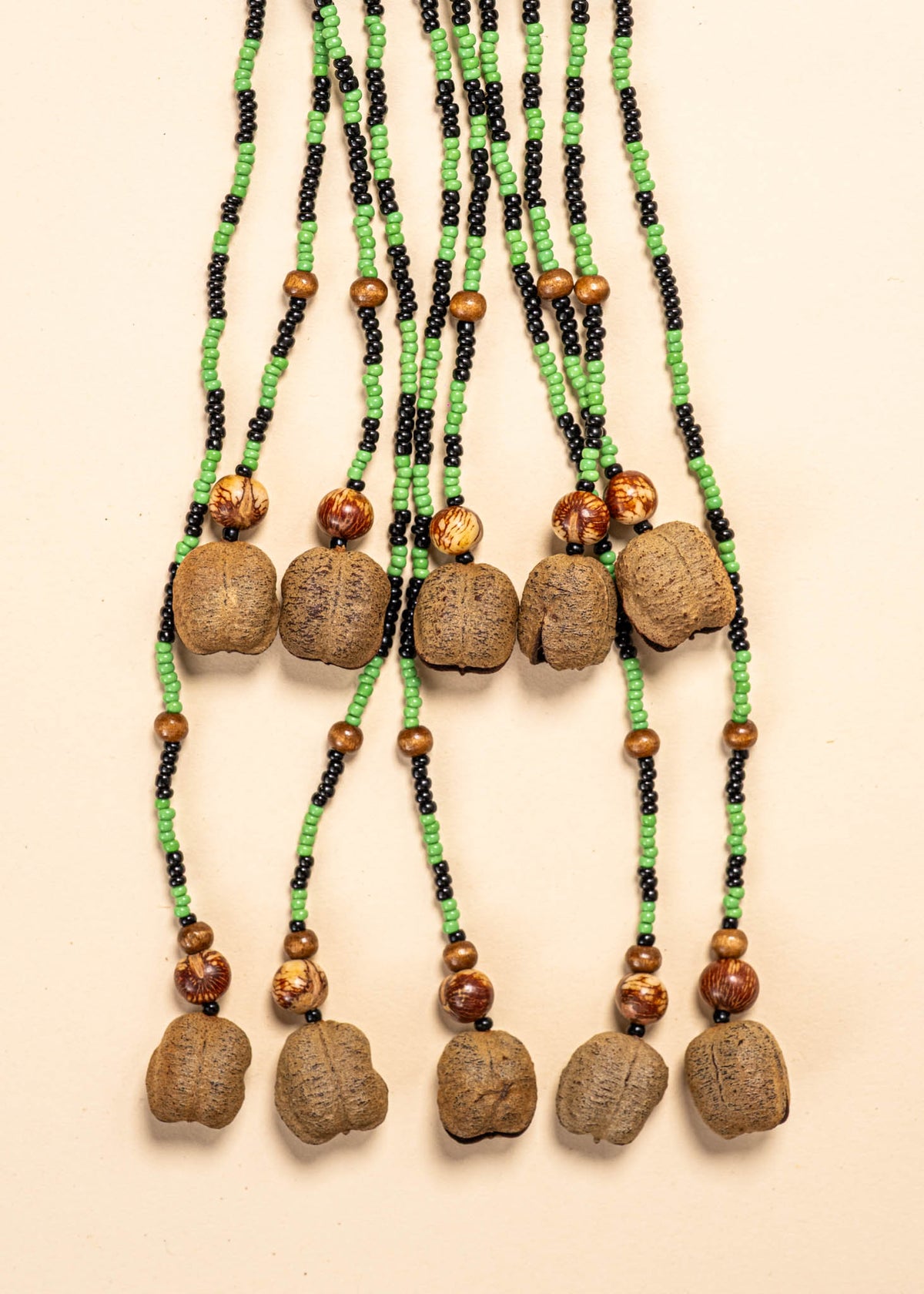 Os colares e gargantilhas indígenas de miçangas e sementes são jóias feitas por mulheres, carregadas de força ancestral. Conheça as artes feitas à mão e confira a beleza do artesanato indígena. Confira os colares com desconto no nosso Bazar!