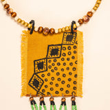 Os colares e gargantilhas indígenas de miçangas e sementes são jóias feitas por mulheres, carregadas de força ancestral. Conheça as artes feitas à mão e confira a beleza do artesanato indígena. Confira os colares com desconto no nosso Bazar!