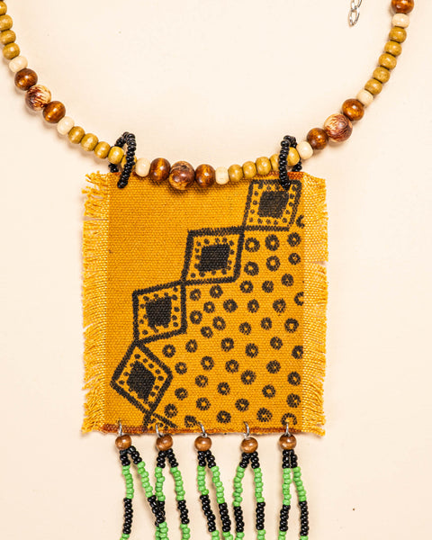 Os colares e gargantilhas indígenas de miçangas e sementes são jóias feitas por mulheres, carregadas de força ancestral. Conheça as artes feitas à mão e confira a beleza do artesanato indígena. Confira os colares com desconto no nosso Bazar!