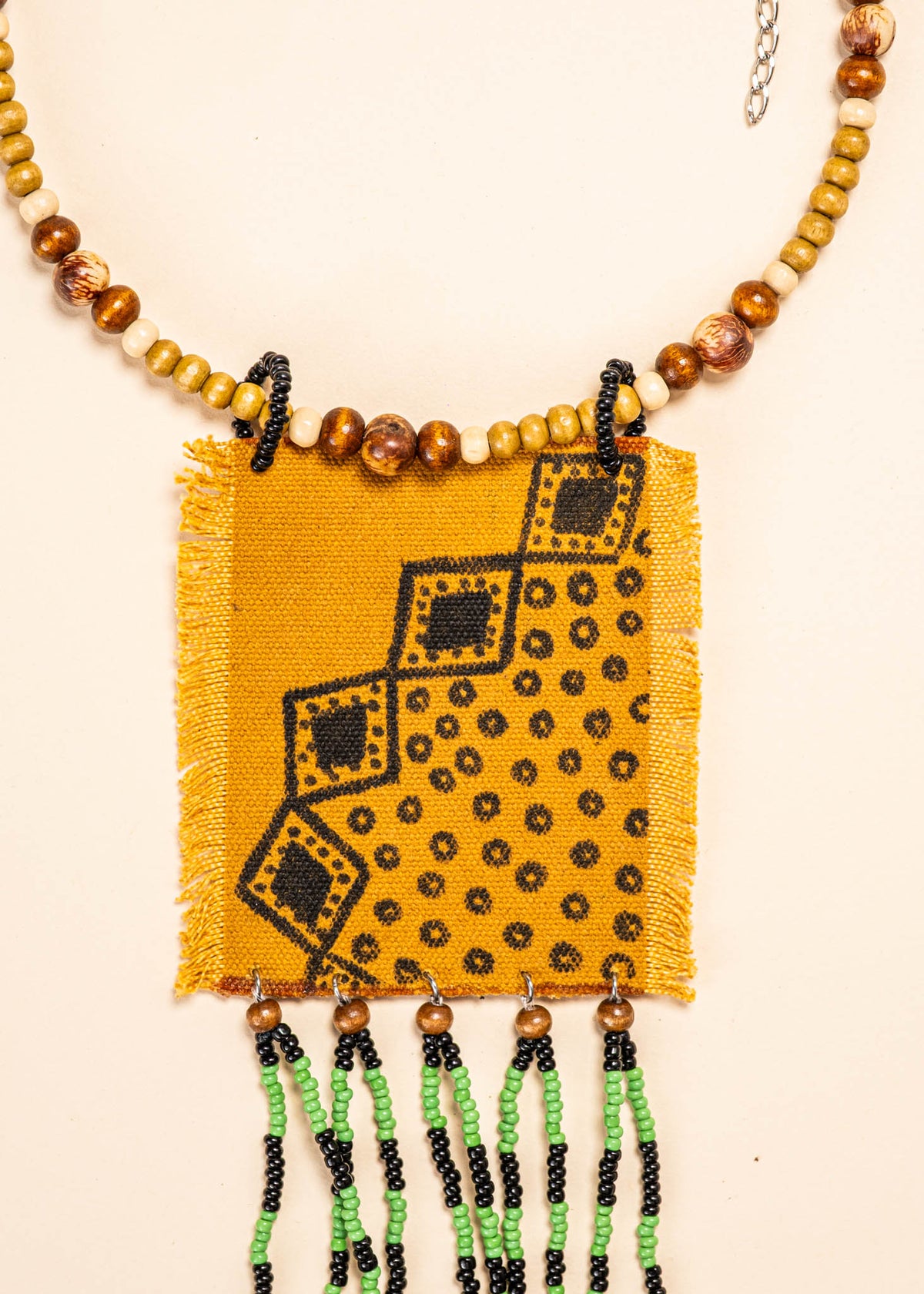 Os colares e gargantilhas indígenas de miçangas e sementes são jóias feitas por mulheres, carregadas de força ancestral. Conheça as artes feitas à mão e confira a beleza do artesanato indígena. Confira os colares com desconto no nosso Bazar!