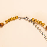 Os colares e gargantilhas indígenas de miçangas e sementes são jóias feitas por mulheres, carregadas de força ancestral. Conheça as artes feitas à mão e confira a beleza do artesanato indígena. Confira os colares com desconto no nosso Bazar!