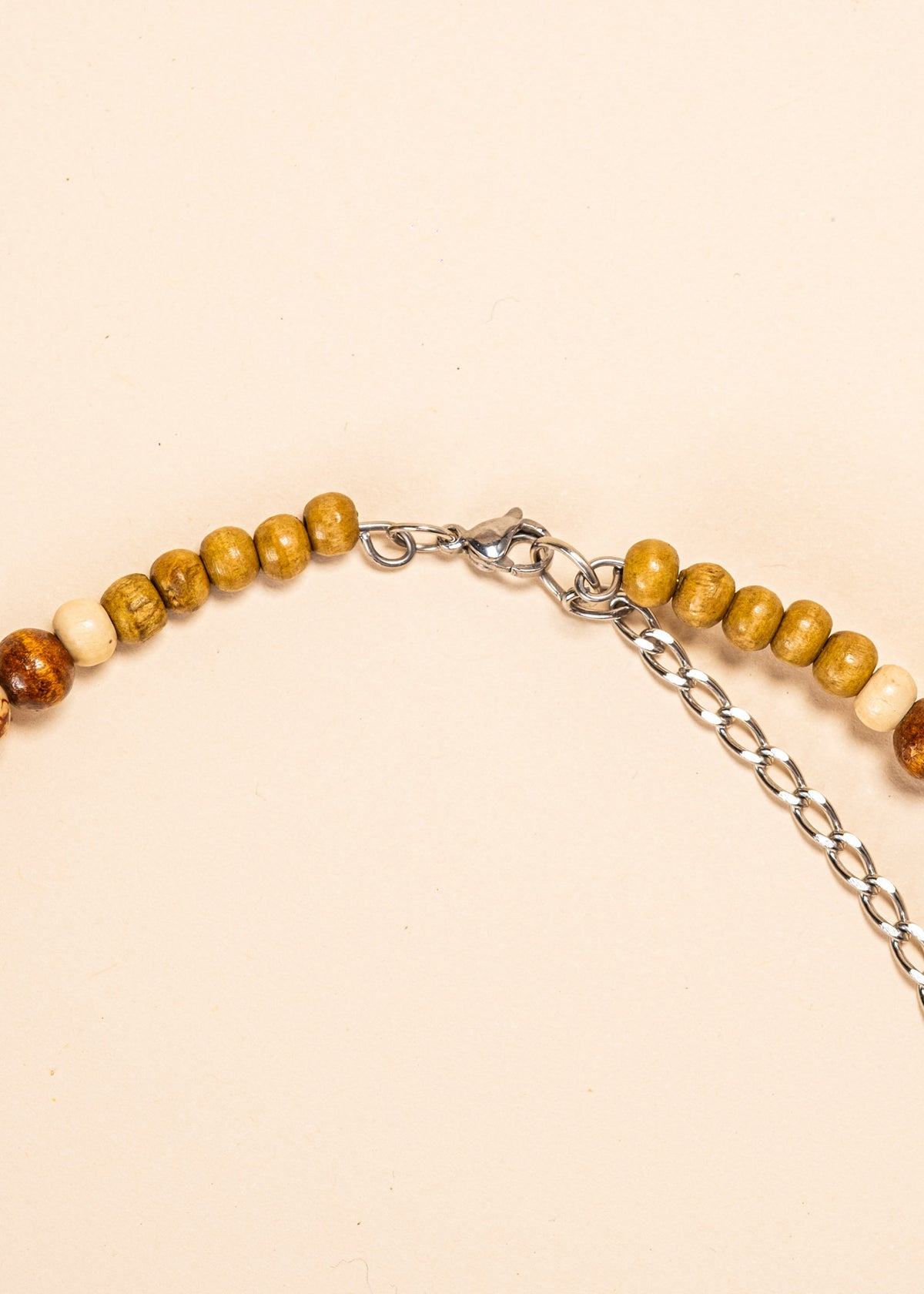 Os colares e gargantilhas indígenas de miçangas e sementes são jóias feitas por mulheres, carregadas de força ancestral. Conheça as artes feitas à mão e confira a beleza do artesanato indígena. Confira os colares com desconto no nosso Bazar!