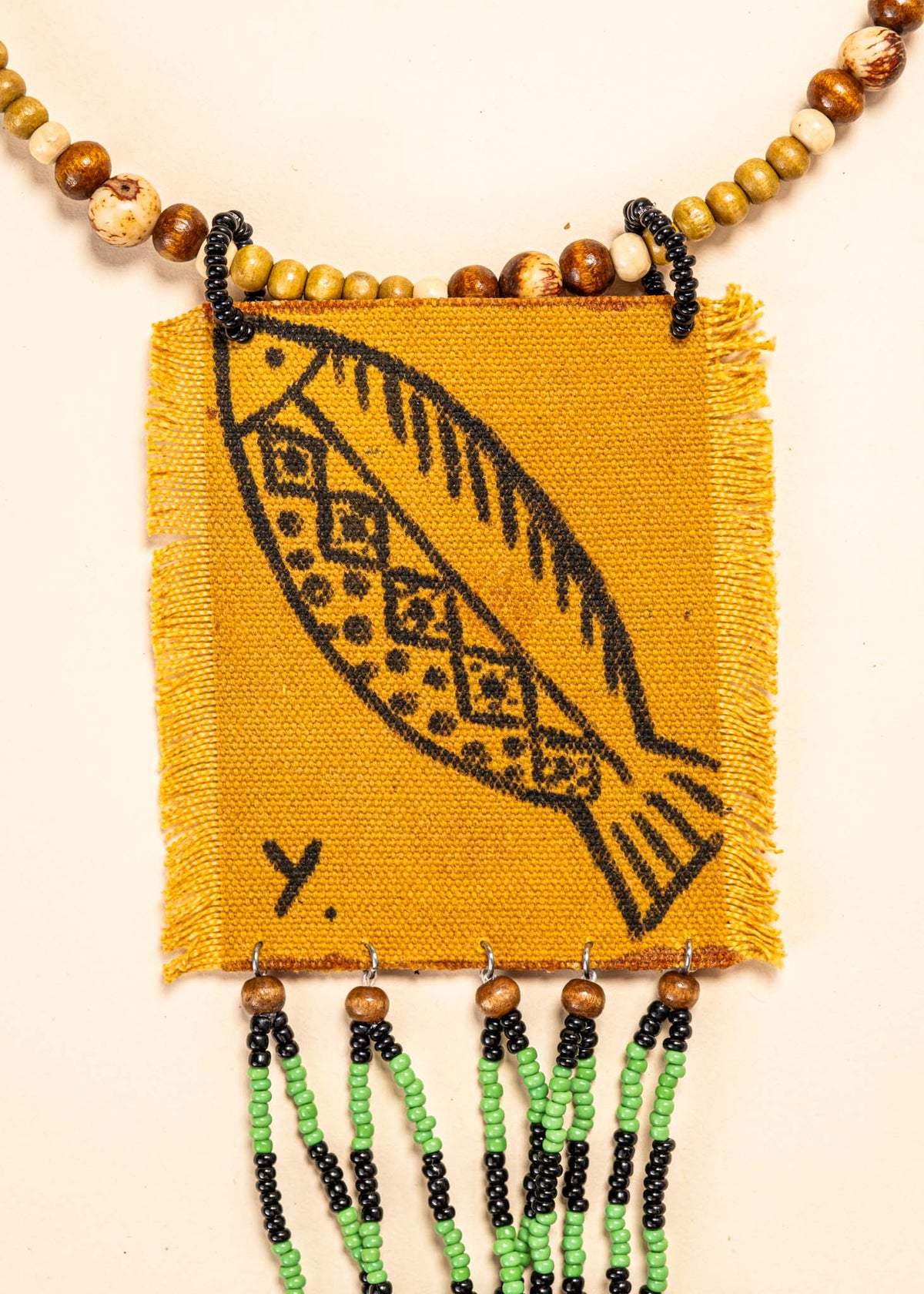 Os colares e gargantilhas indígenas de miçangas e sementes são jóias feitas por mulheres, carregadas de força ancestral. Conheça as artes feitas à mão e confira a beleza do artesanato indígena. Confira os colares com desconto no nosso Bazar!