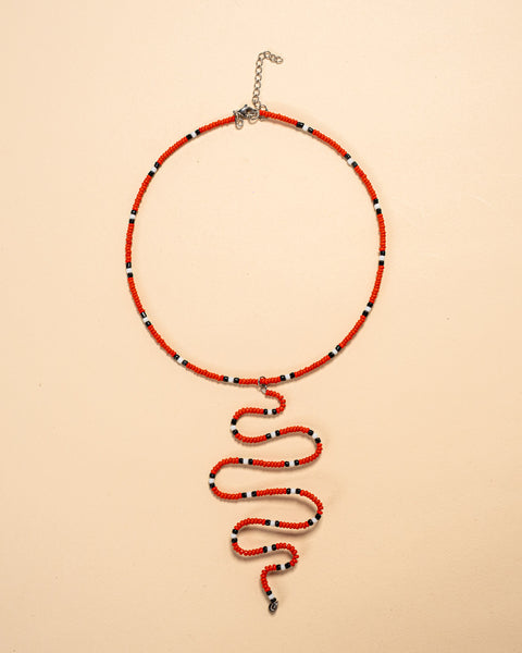 Os colares e gargantilhas indígenas de miçangas e sementes são jóias feitas por mulheres, carregadas de força ancestral. Conheça as artes feitas à mão e confira a beleza do artesanato indígena. Confira os colares com desconto no nosso Bazar!