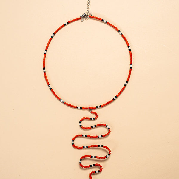 Os colares e gargantilhas indígenas de miçangas e sementes são jóias feitas por mulheres, carregadas de força ancestral. Conheça as artes feitas à mão e confira a beleza do artesanato indígena. Confira os colares com desconto no nosso Bazar!