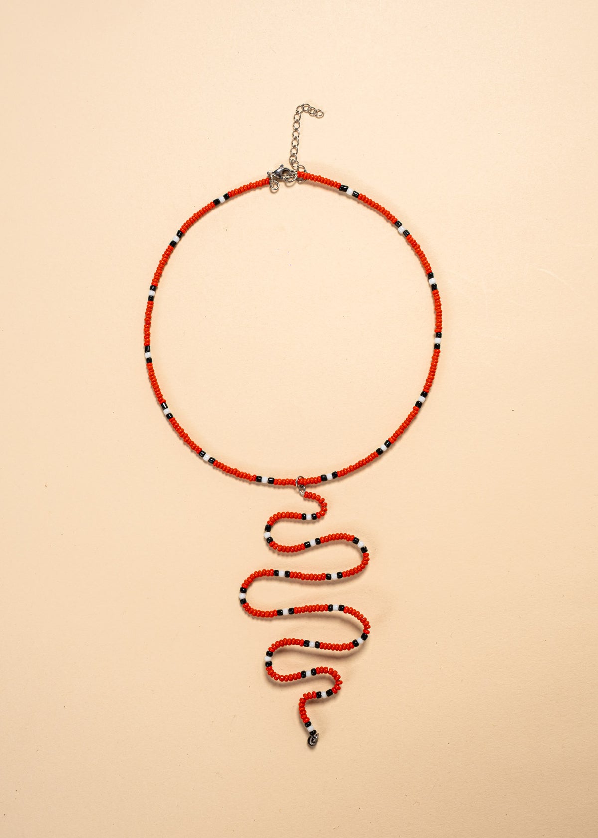 Os colares e gargantilhas indígenas de miçangas e sementes são jóias feitas por mulheres, carregadas de força ancestral. Conheça as artes feitas à mão e confira a beleza do artesanato indígena. Confira os colares com desconto no nosso Bazar!