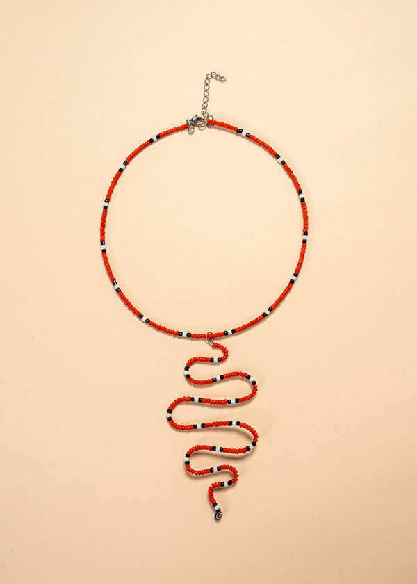 Os colares e gargantilhas indígenas de miçangas e sementes são jóias feitas por mulheres, carregadas de força ancestral. Conheça as artes feitas à mão e confira a beleza do artesanato indígena. Confira os colares com desconto no nosso Bazar!