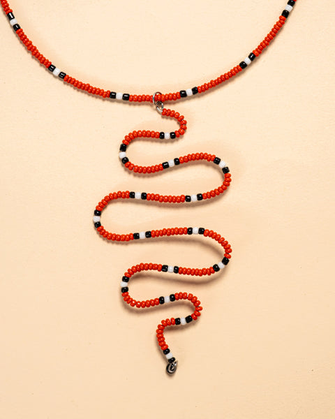 Os colares e gargantilhas indígenas de miçangas ou sementes são jóias feitas por mulheres, carregadas de força ancestral. Conheça as artes feitas à mão e confira a beleza do artesanato indígena. Confira os colares com desconto no nosso Bazar!