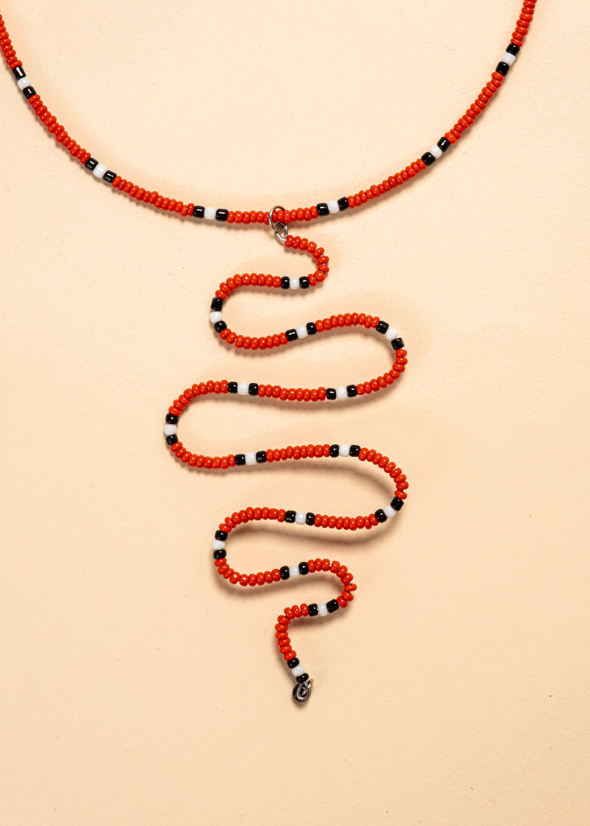 Os colares e gargantilhas indígenas de miçangas ou sementes são jóias feitas por mulheres, carregadas de força ancestral. Conheça as artes feitas à mão e confira a beleza do artesanato indígena. Confira os colares com desconto no nosso Bazar!